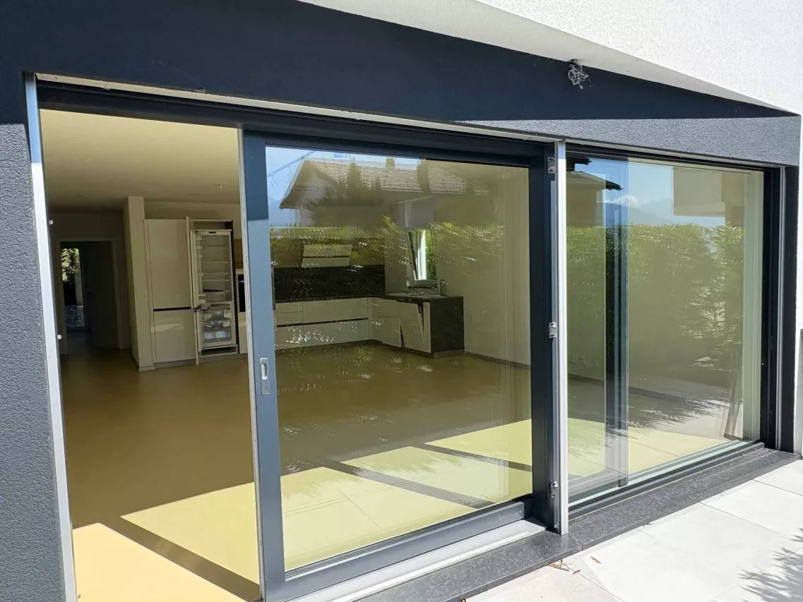 Appartement de 3.5 pièces au rez-de-chaussée avec vue imprenable sur les montagnes