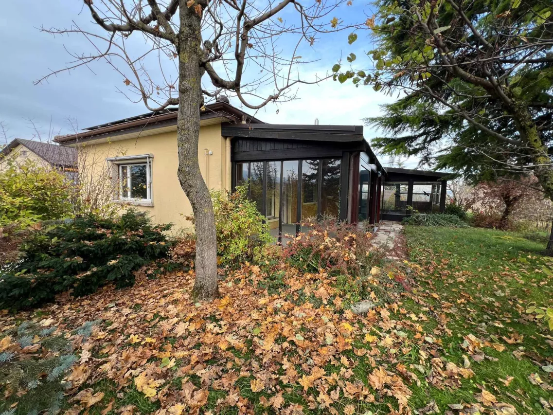 Orbe - Magnifique villa individuelle de 5½ avec vue dégagée, grand jardin verdoyant et places de parc