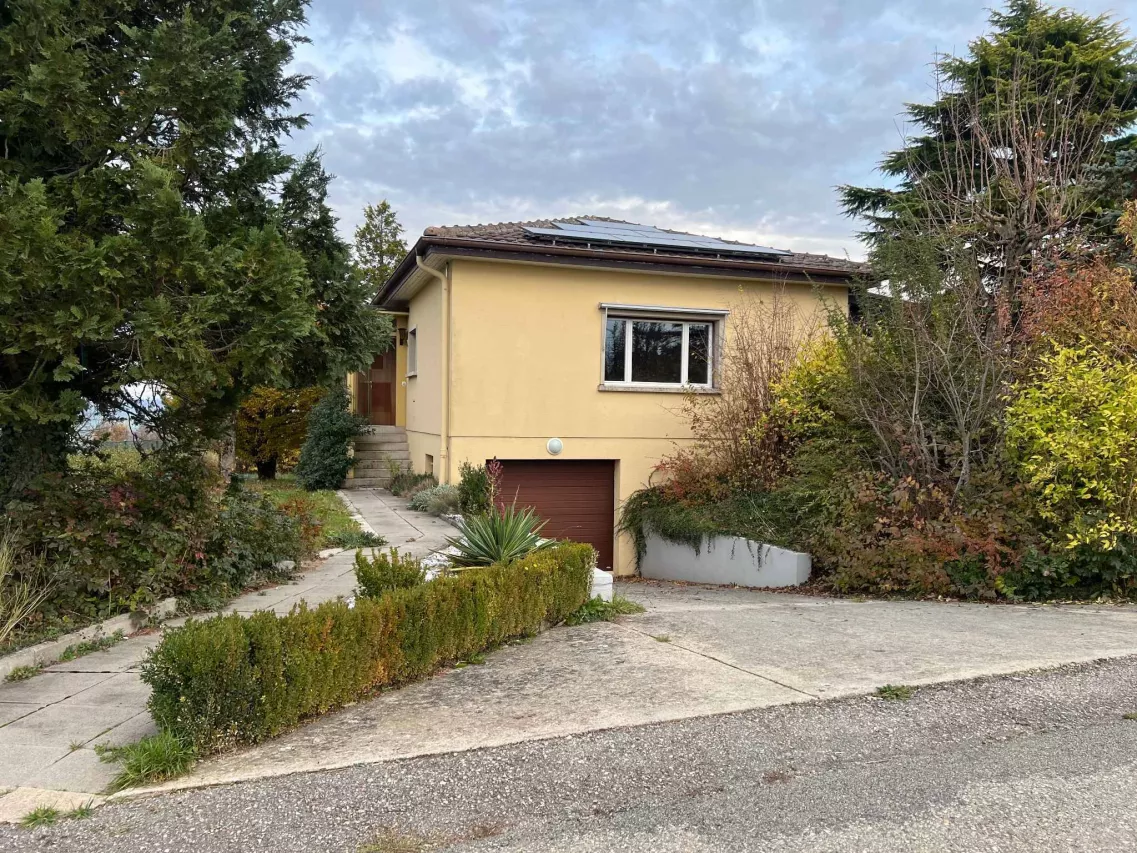 Orbe - Magnifique villa individuelle de 5½ avec vue dégagée, grand jardin verdoyant et places de parc