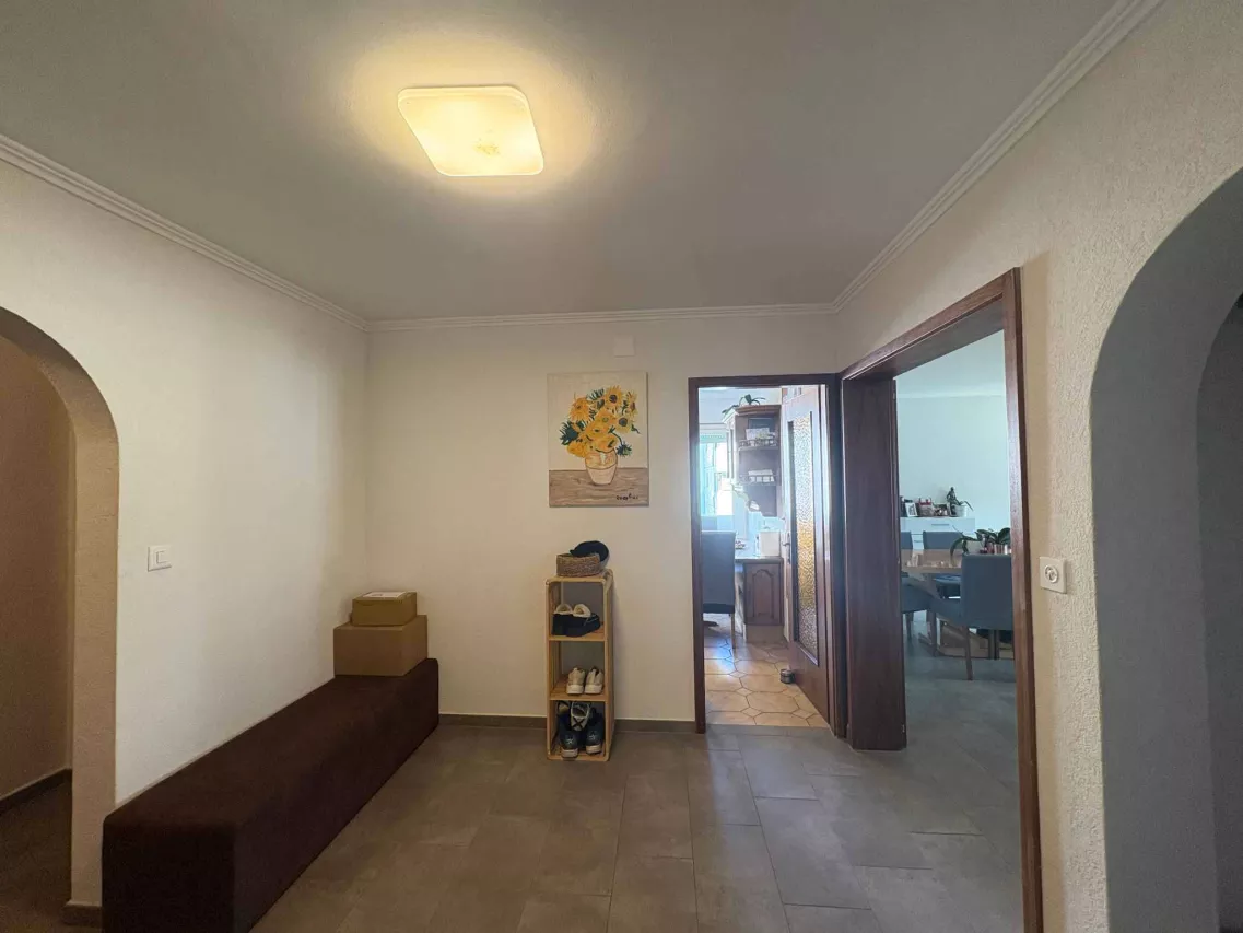 Appartement de 5.5 pièces au 2? étage – lumineux et traversant.