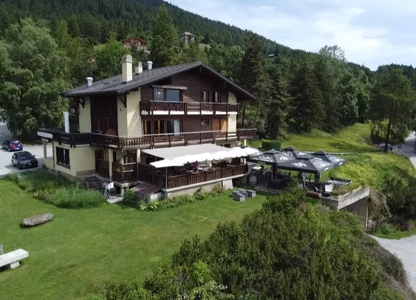 Ensemble Immobilier de Caractère avec Restaurant et Appartements