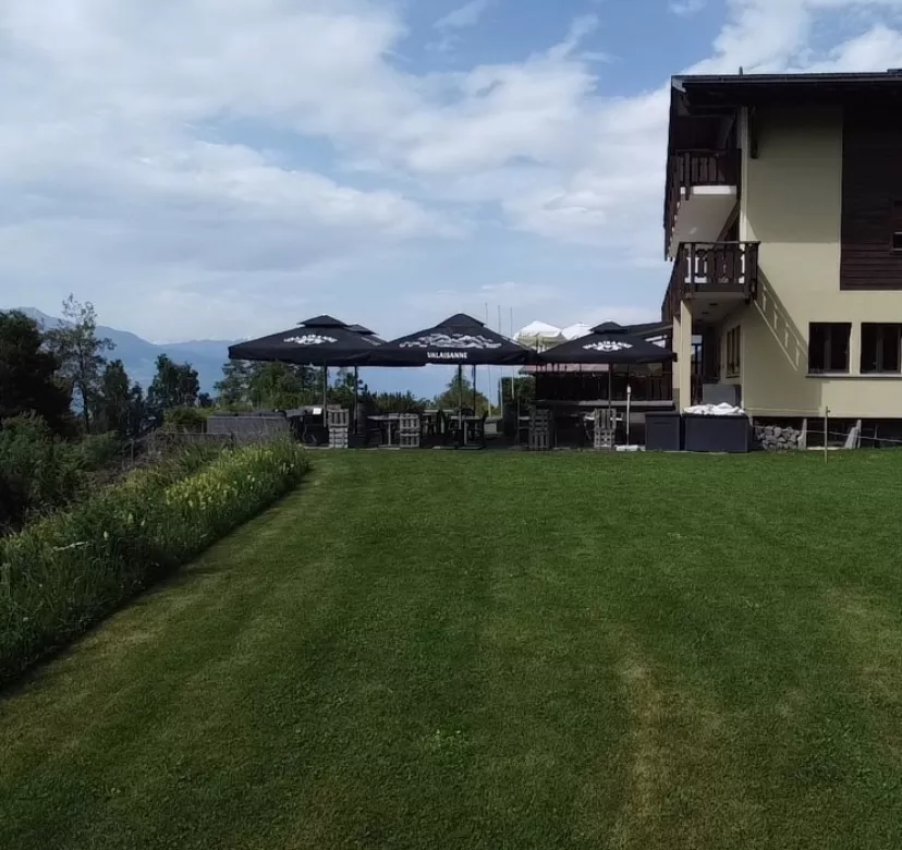 Ensemble Immobilier de Caractère avec Restaurant et Appartements