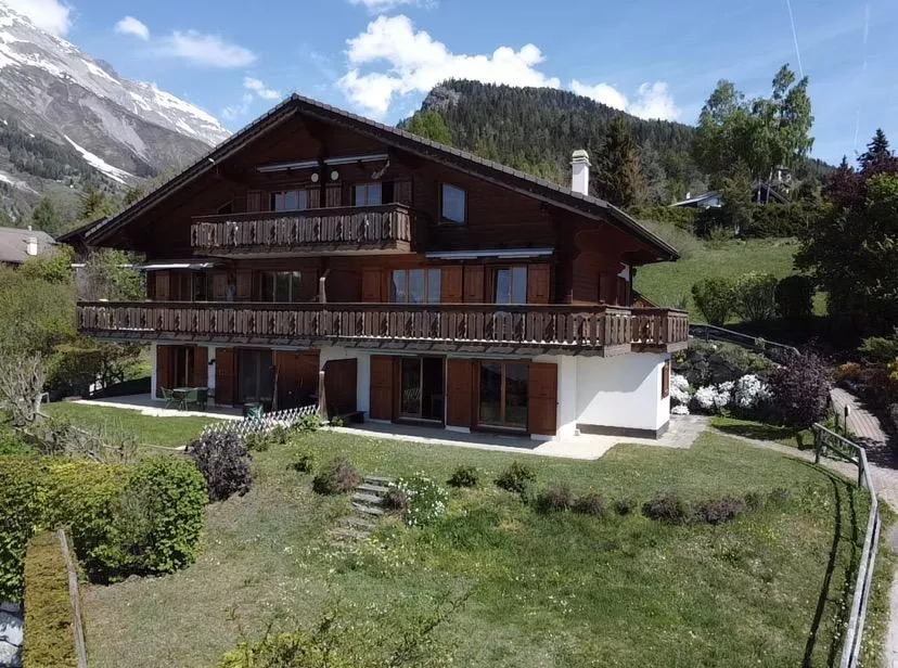 Superbe duplex avec jardin, panorama dégagé et garage, un atout indéniable