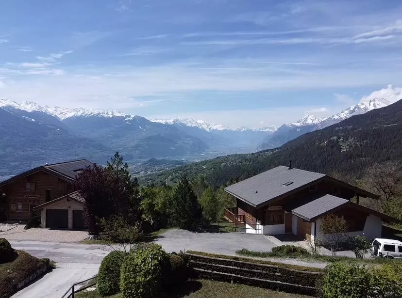 Superbe duplex avec jardin, panorama dégagé et garage, un atout indéniable