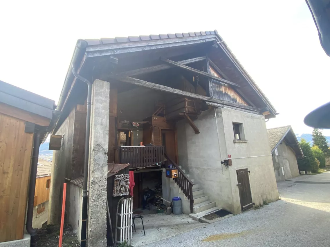Maison villageoise avec potentiel de rendement au coeur d'Arbaz