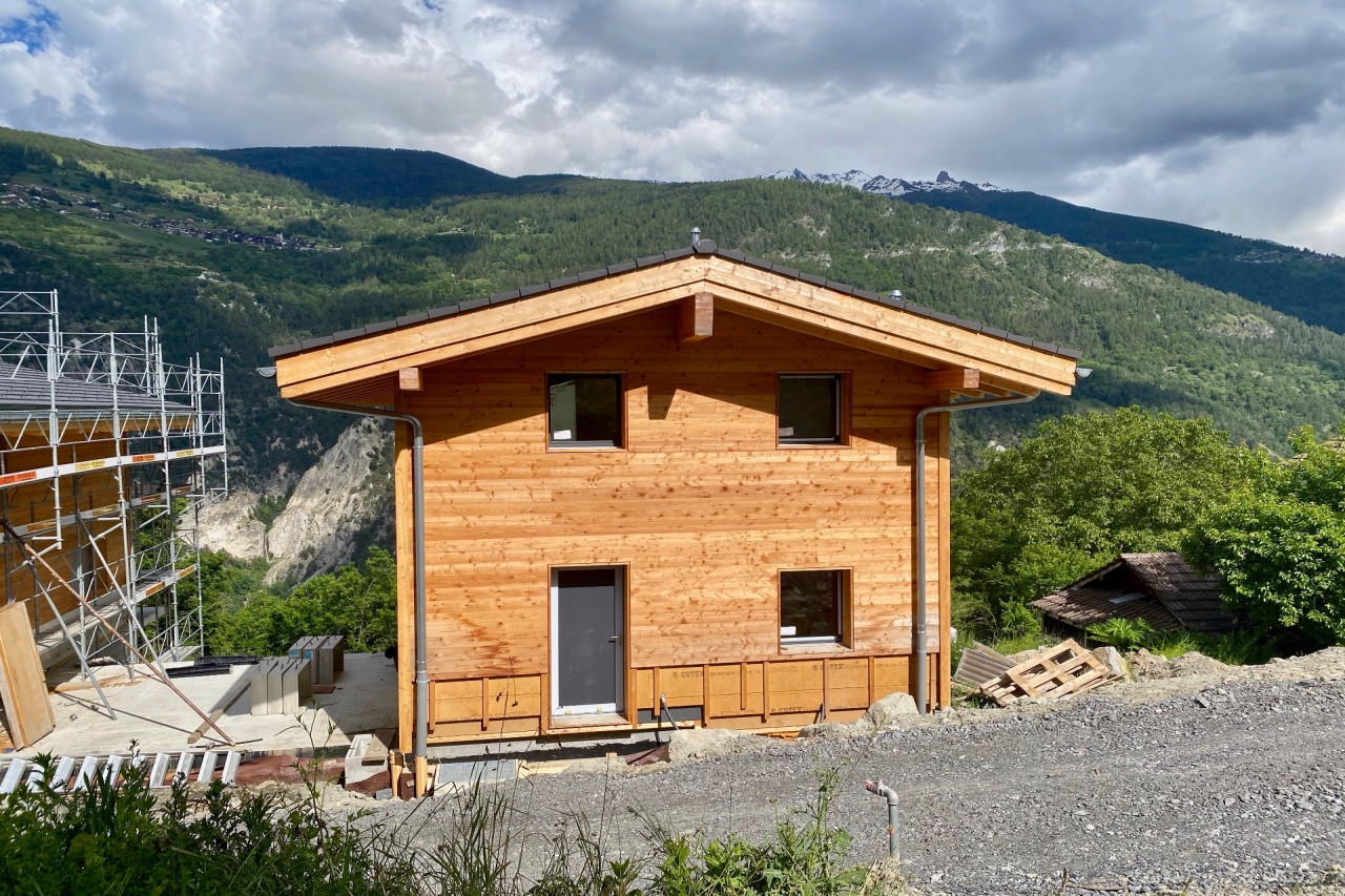 Chalet-villa en construction à Vex, situation calme dans la verdure et belle vue