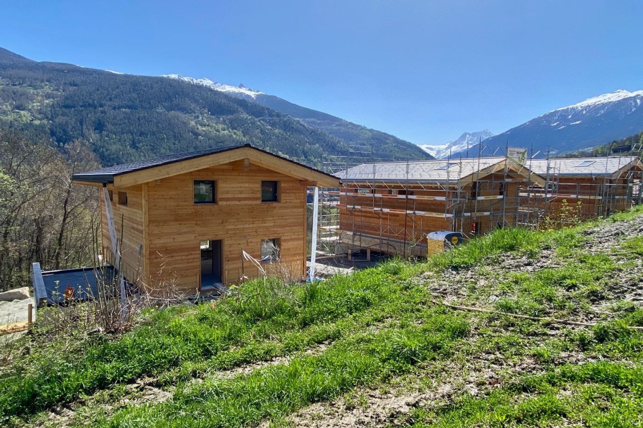 Chalet-villa en construction à Vex, situation calme dans la verdure et belle vue