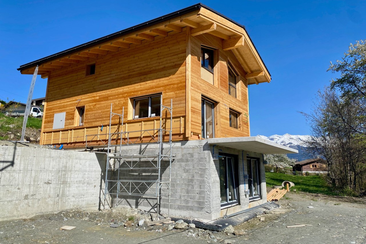 Chalet-villa en construction à Vex, situation calme dans la verdure et belle vue