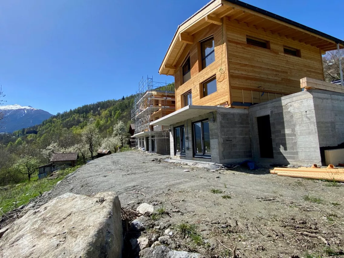 Chalet-villa en construction à Vex, situation calme dans la verdure et belle vue