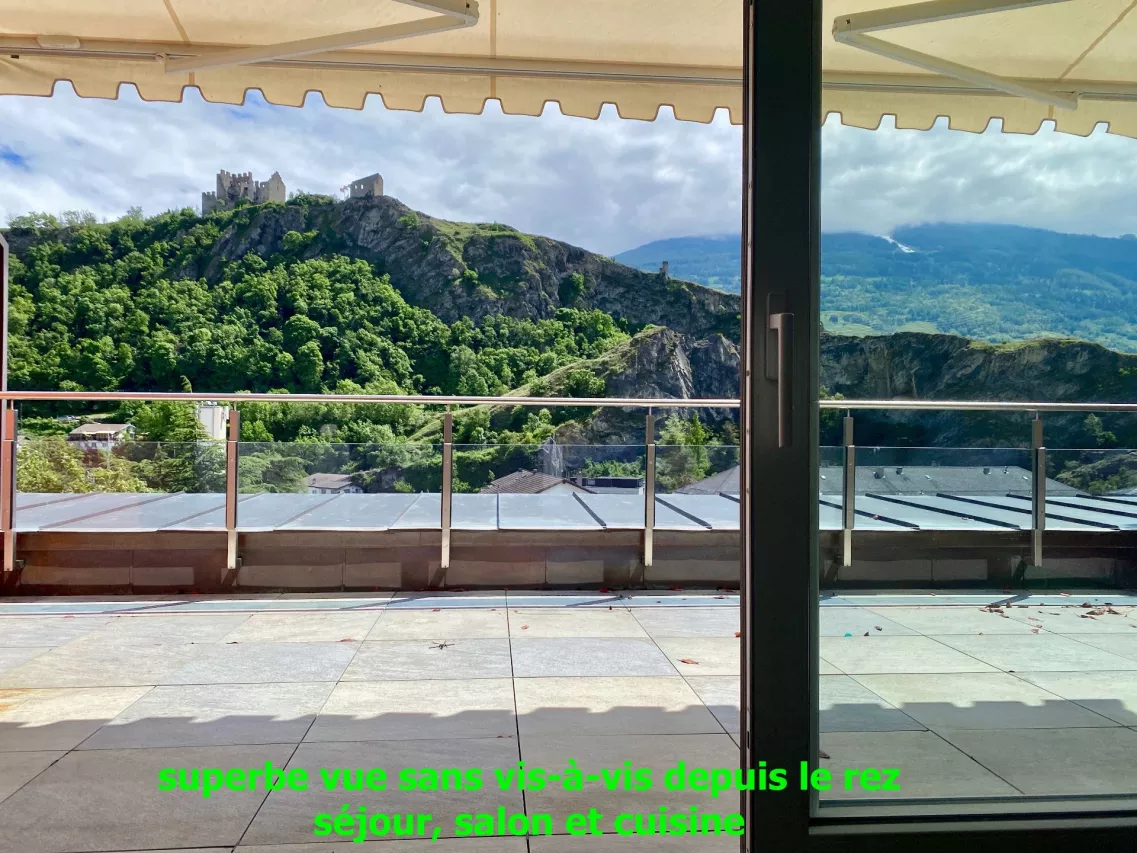 Bel appartement avec vue dégagée en attique-duplex à Sion-Platta