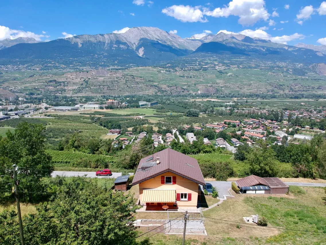 Maison individuelle sur les hauts de Bramois (Sion) Cadre bucolique, vue panoramique, accès privatif
