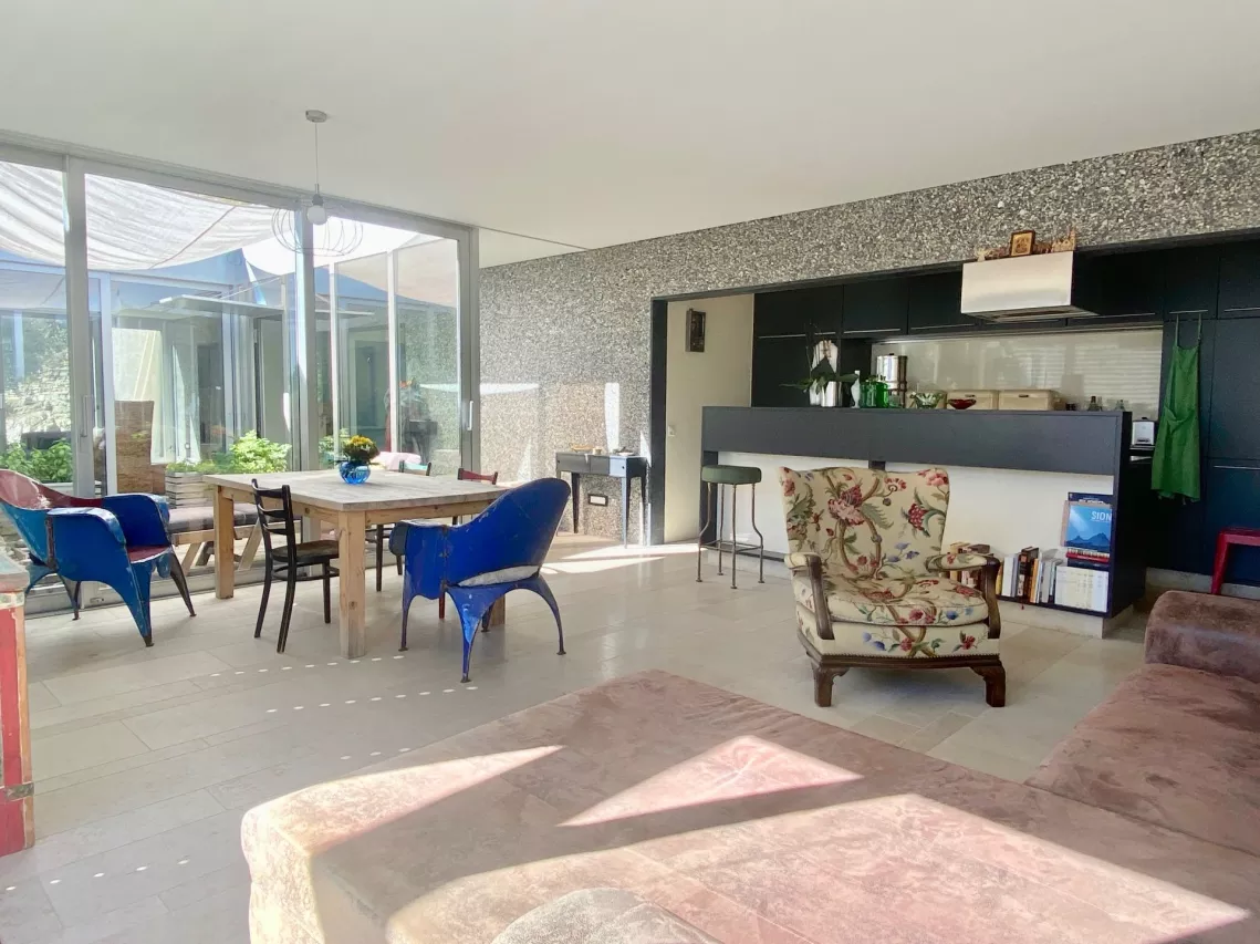 Villa d'architecture unique à Sion, bénéficiant d'une situation rare et exceptionnelle