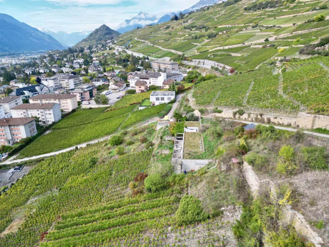 Villa d'architecture unique à Sion, bénéficiant d'une situation rare et exceptionnelle