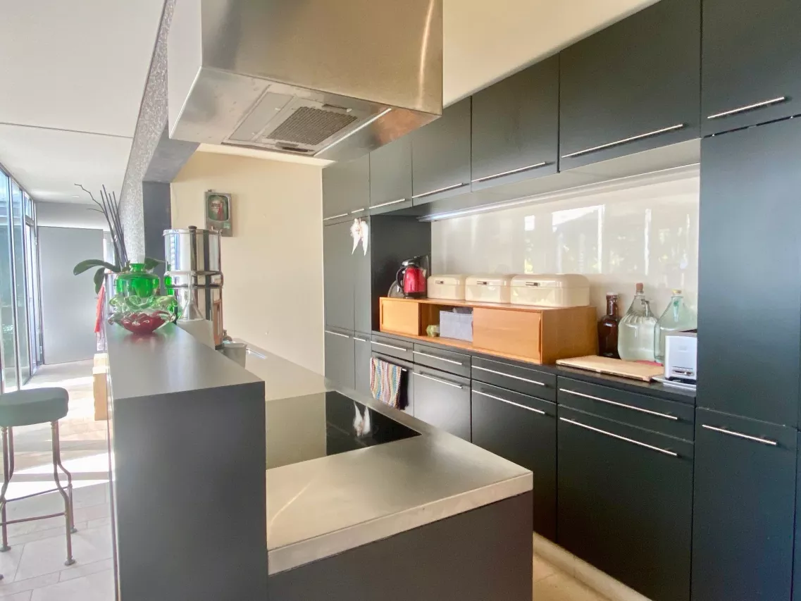 Villa d'architecture unique à Sion, bénéficiant d'une situation rare et exceptionnelle