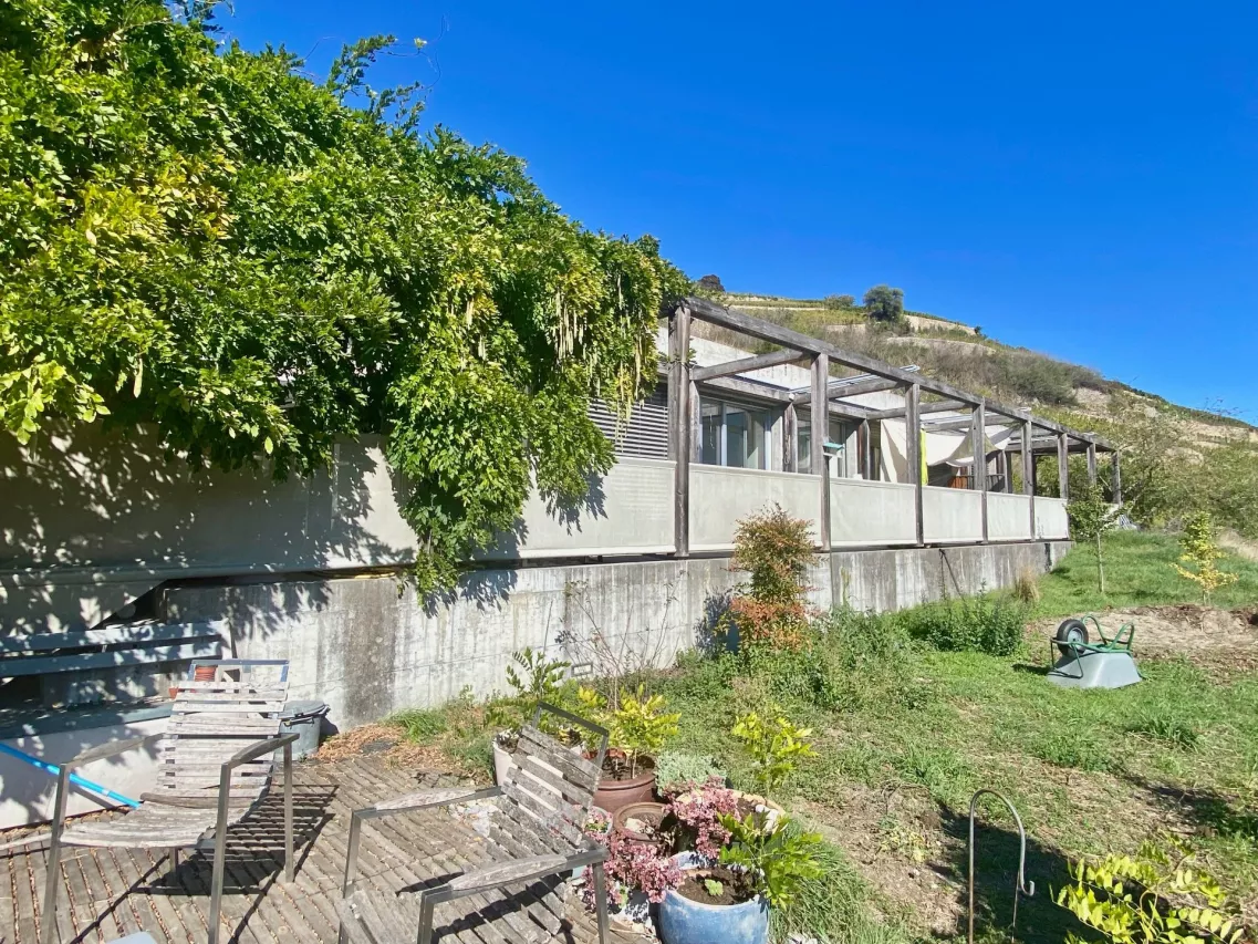 Villa d'architecture unique à Sion, bénéficiant d'une situation rare et exceptionnelle