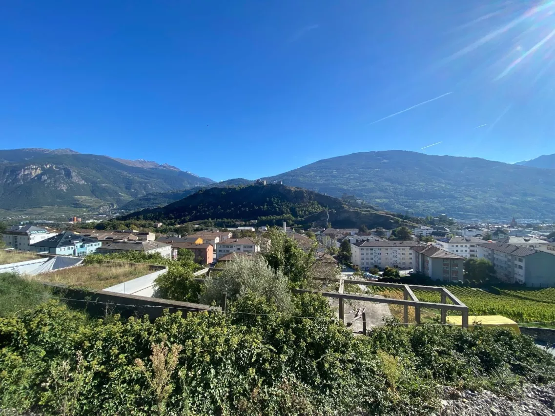 Villa d'architecture unique à Sion, bénéficiant d'une situation rare et exceptionnelle