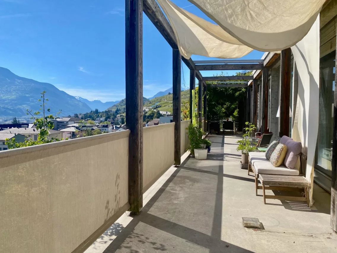 Villa d'architecture unique à Sion, bénéficiant d'une situation rare et exceptionnelle