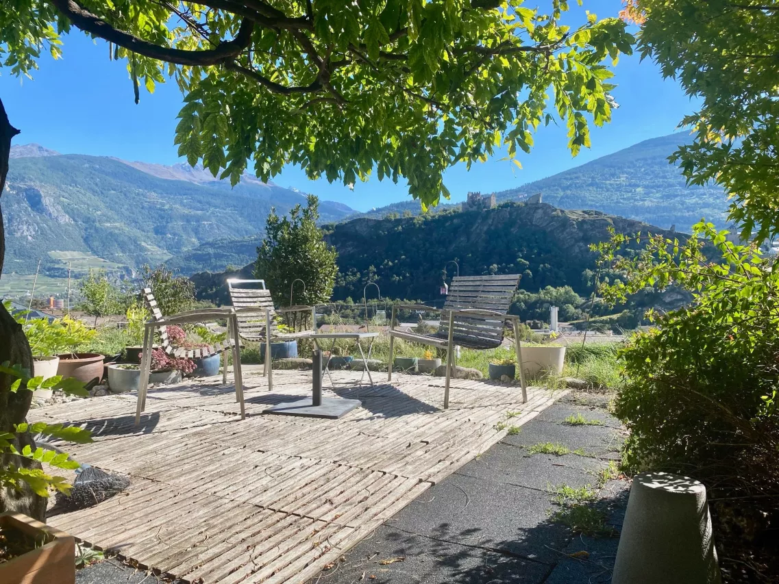 Villa d'architecture unique à Sion, bénéficiant d'une situation rare et exceptionnelle