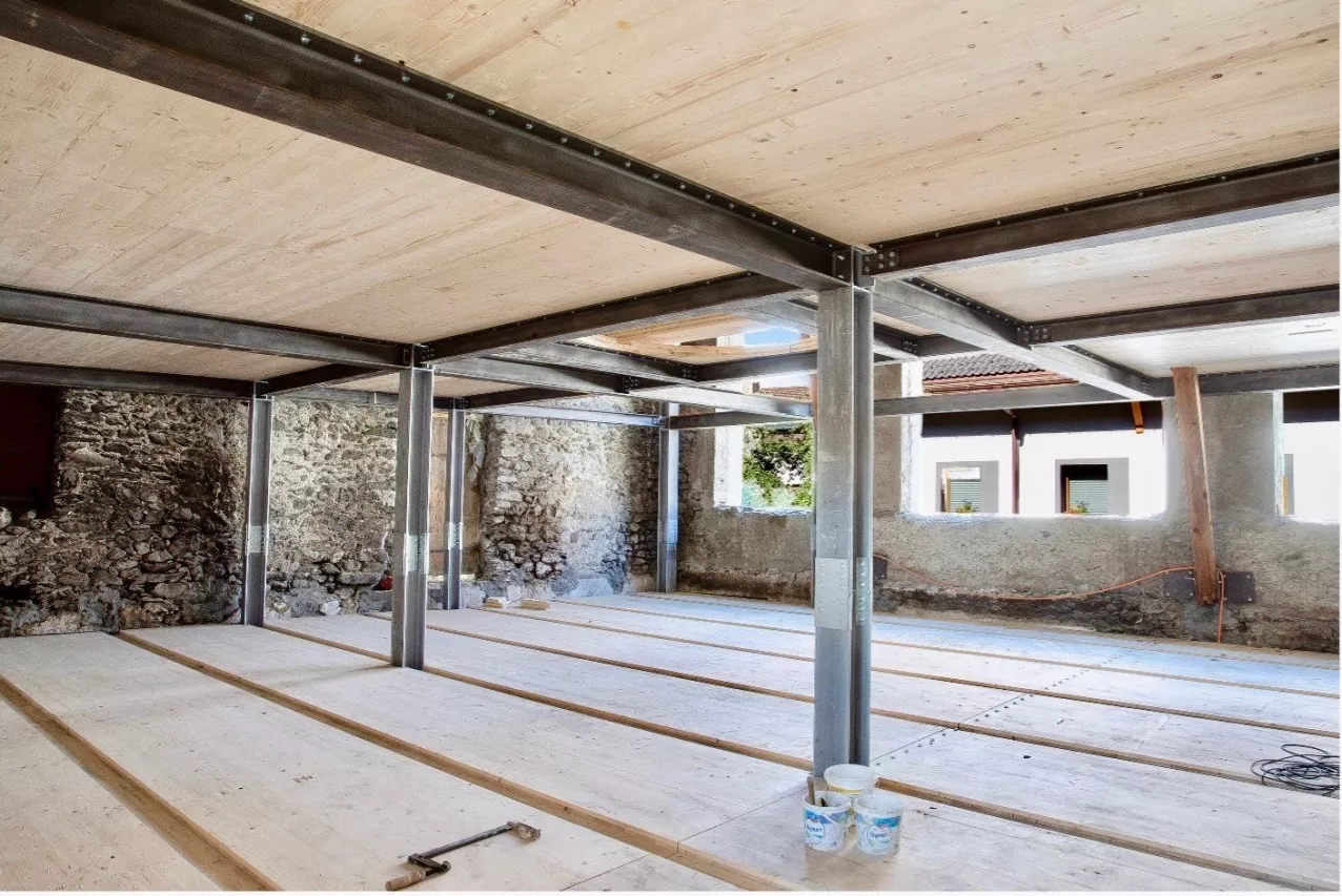 Exceptionnelle maison à l'état brut pour amateurs de grands espaces et espace garage pour 2-3 voitures