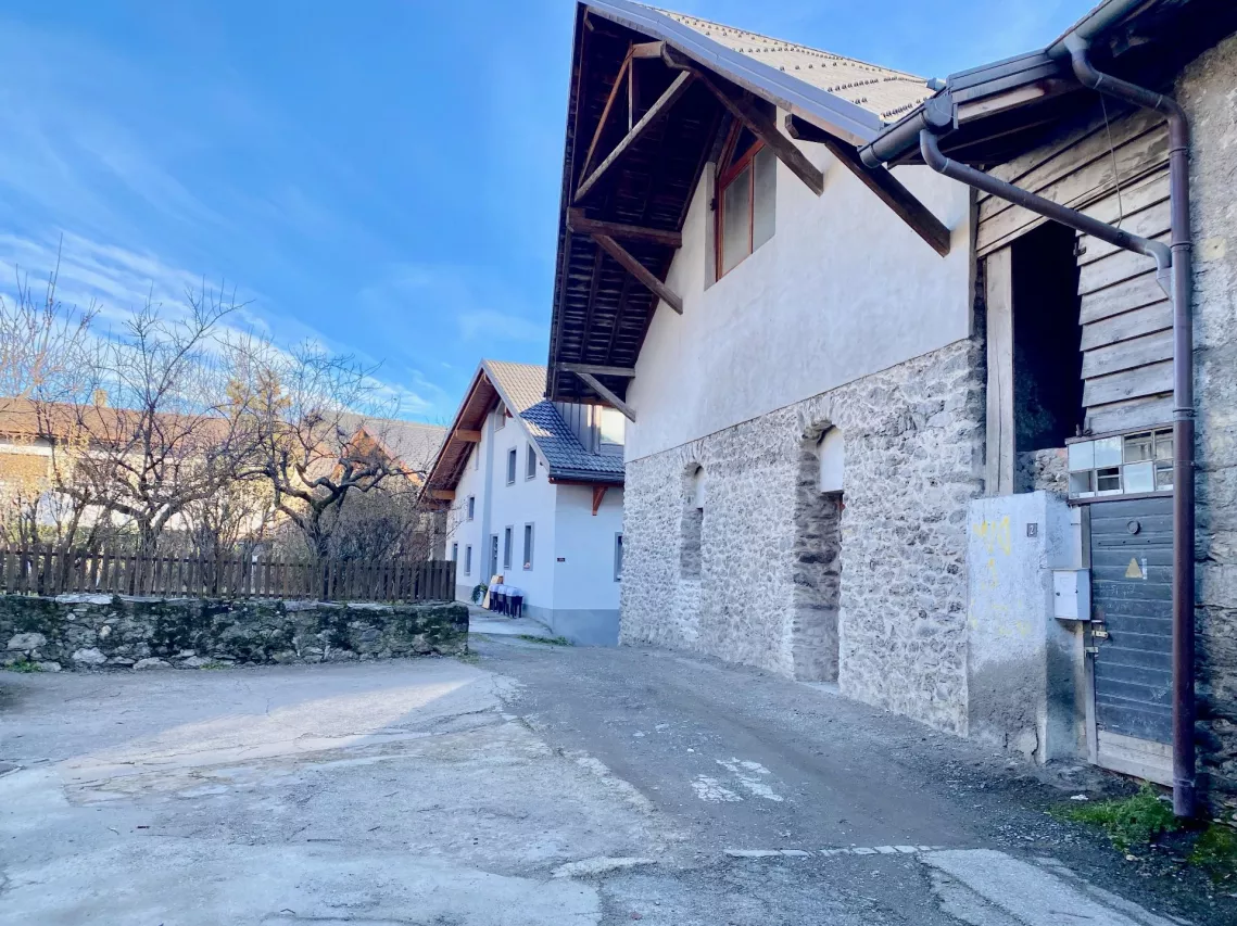 Exceptionnelle maison à l'état brut pour amateurs de grands espaces et espace garage pour 2-3 voitures