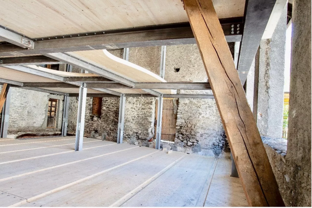 Exceptionnelle maison à l'état brut pour amateurs de grands espaces et espace garage pour 2-3 voitures