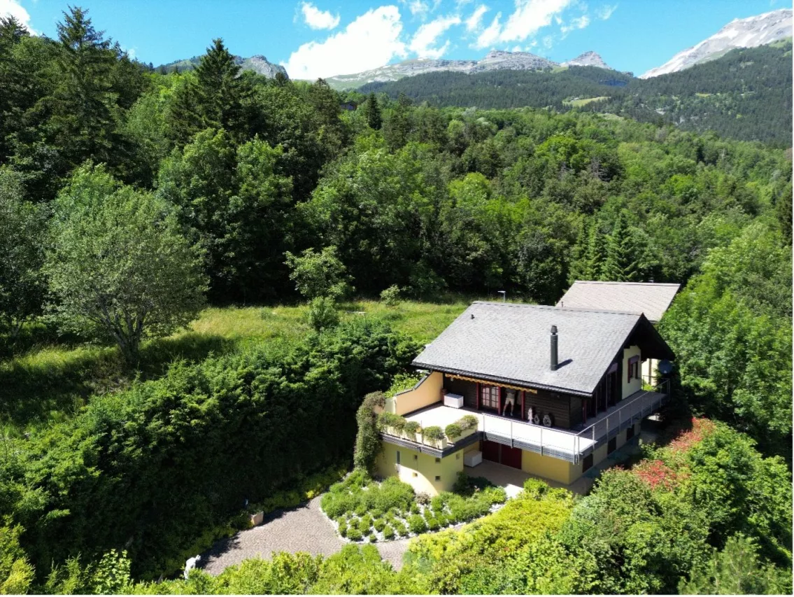 Belle propriété avec vue panoramique, composée de 2 bâtisses à Mollens, Crans-Montana