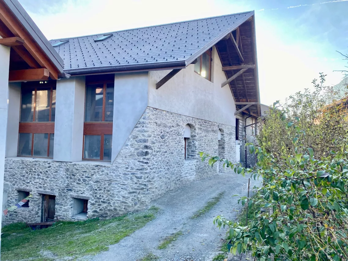 Exceptionnelle maison à l'état brut pour amateurs de grands espaces et espace garage pour 2-3 voitures