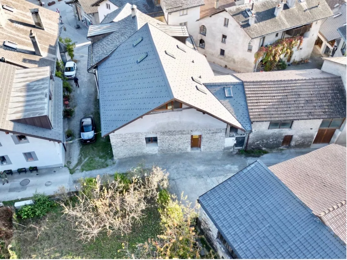Exceptionnelle maison à l'état brut pour amateurs de grands espaces et espace garage pour 2-3 voitures