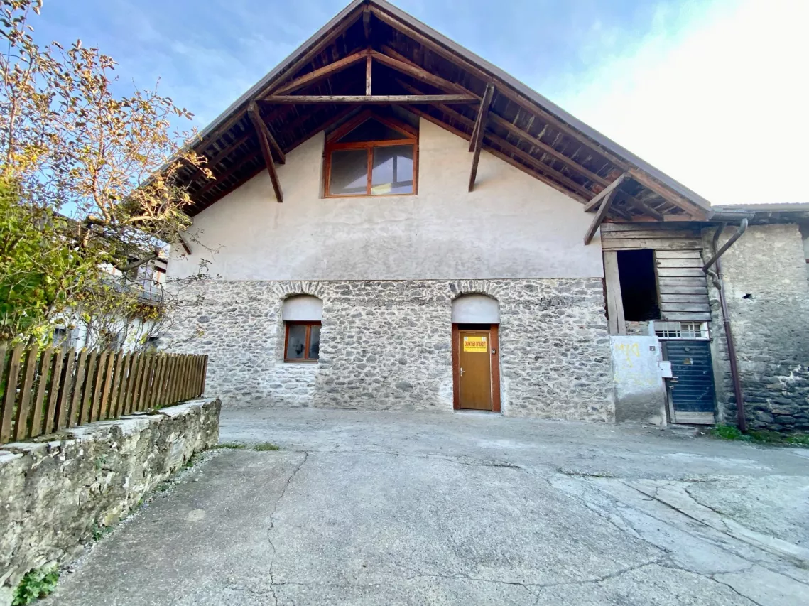 Exceptionnelle maison à l'état brut pour amateurs de grands espaces et espace garage pour 2-3 voitures
