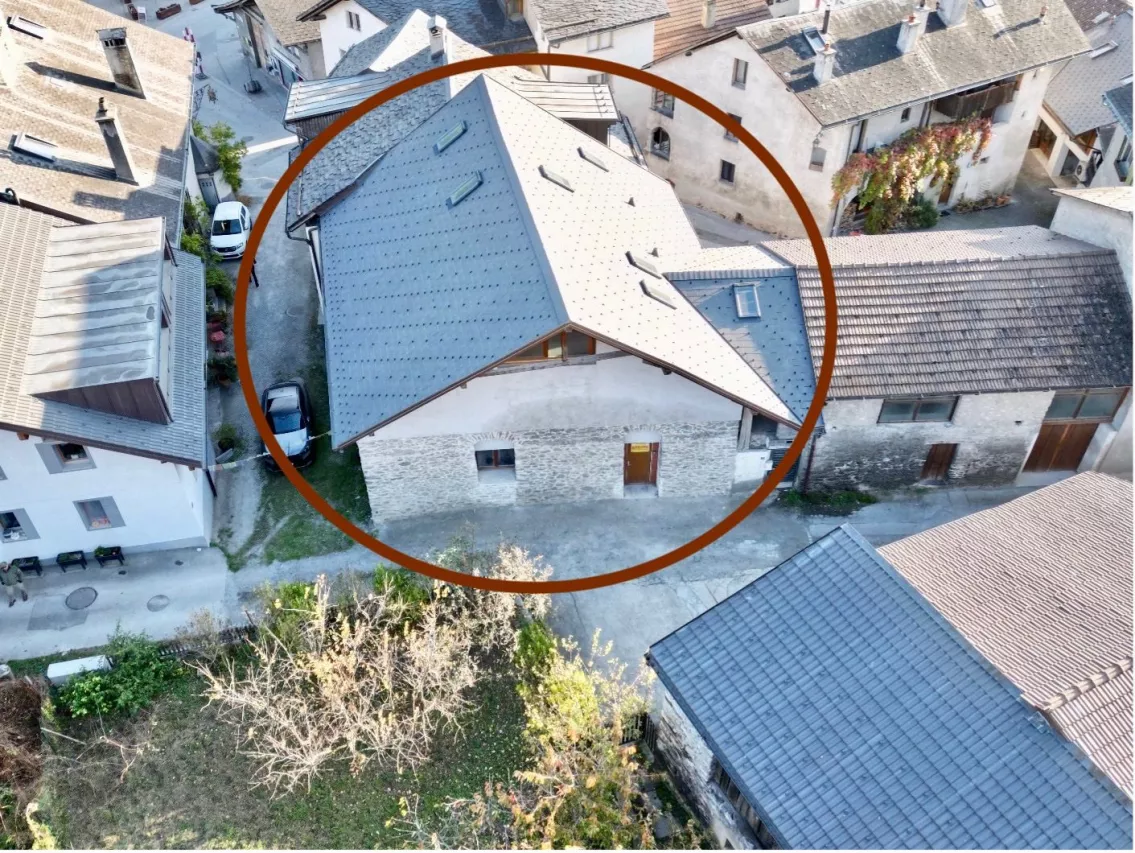 Exceptionnelle maison à l'état brut pour amateurs de grands espaces et espace garage pour 2-3 voitures