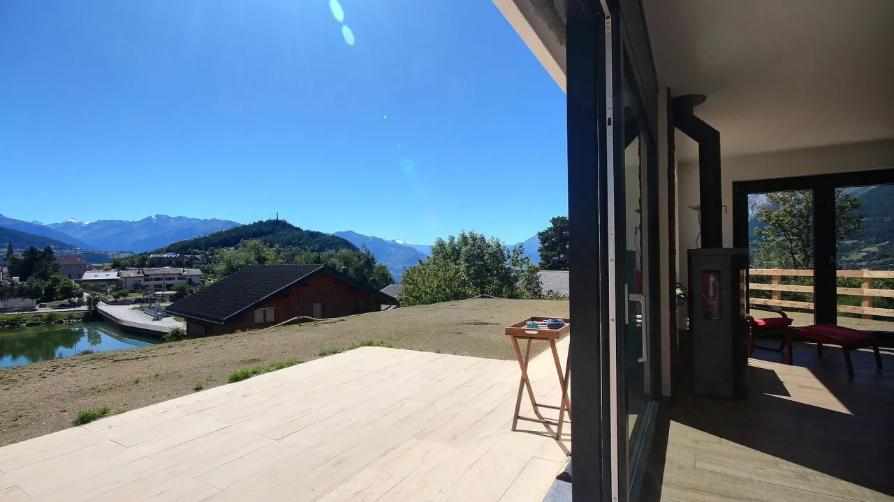 Lens. Villa neuve de 5.5 pièces, vue sur le lac du Louché et les Alpes, à 10 minutes de Crans-Montana, proche écoles et commerces