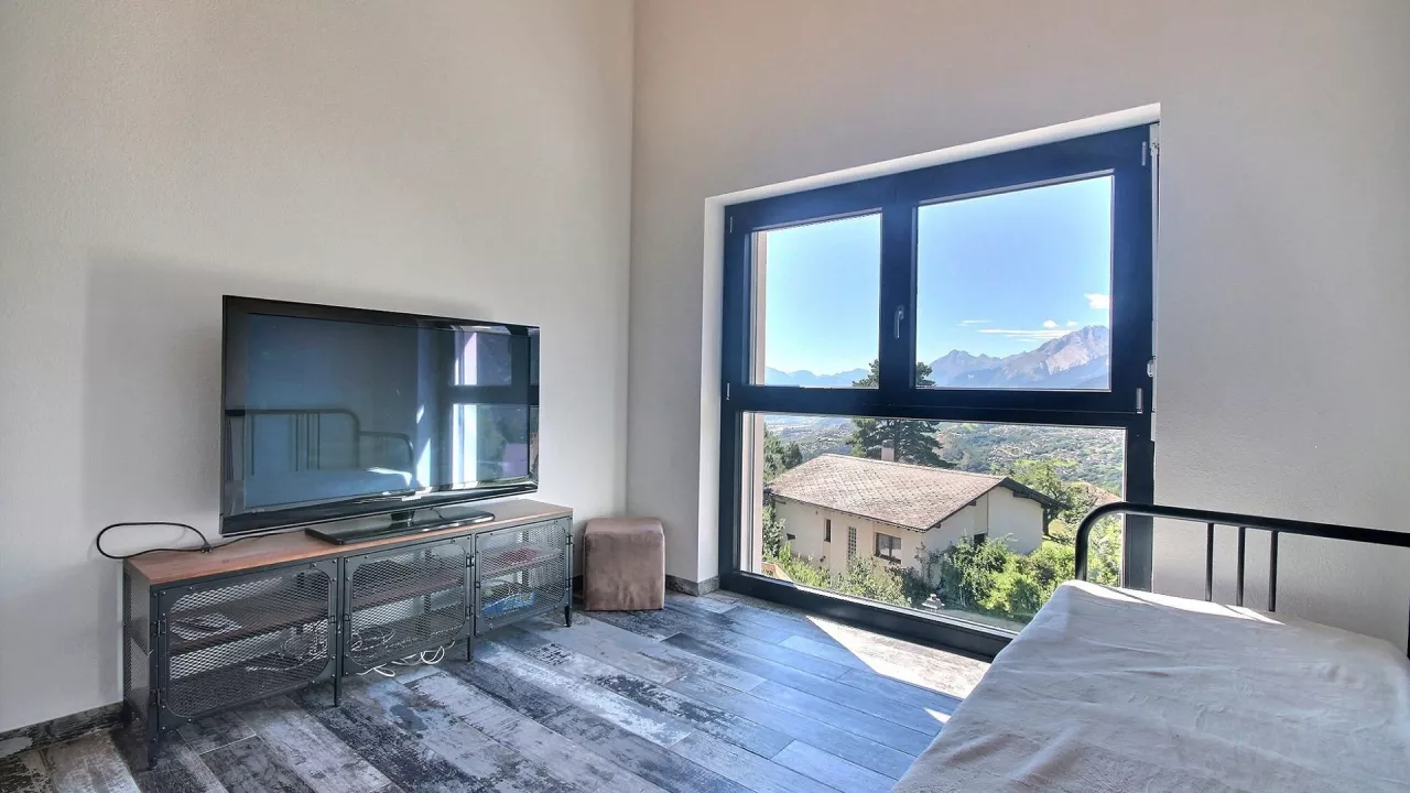 Lens. Villa neuve de 5.5 pièces, vue sur le lac du Louché et les Alpes, à 10 minutes de Crans-Montana, proche écoles et commerces