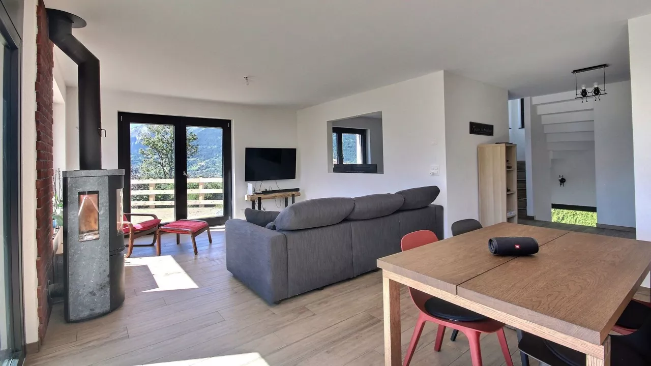 Lens. Villa neuve de 5.5 pièces, vue sur le lac du Louché et les Alpes, à 10 minutes de Crans-Montana, proche écoles et commerces
