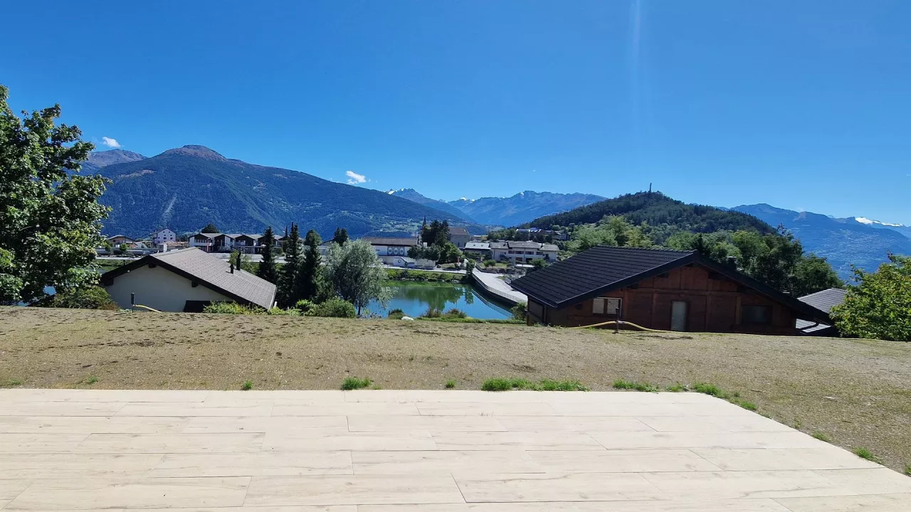 Lens. Villa neuve de 5.5 pièces, vue sur le lac du Louché et les Alpes, à 10 minutes de Crans-Montana, proche écoles et commerces