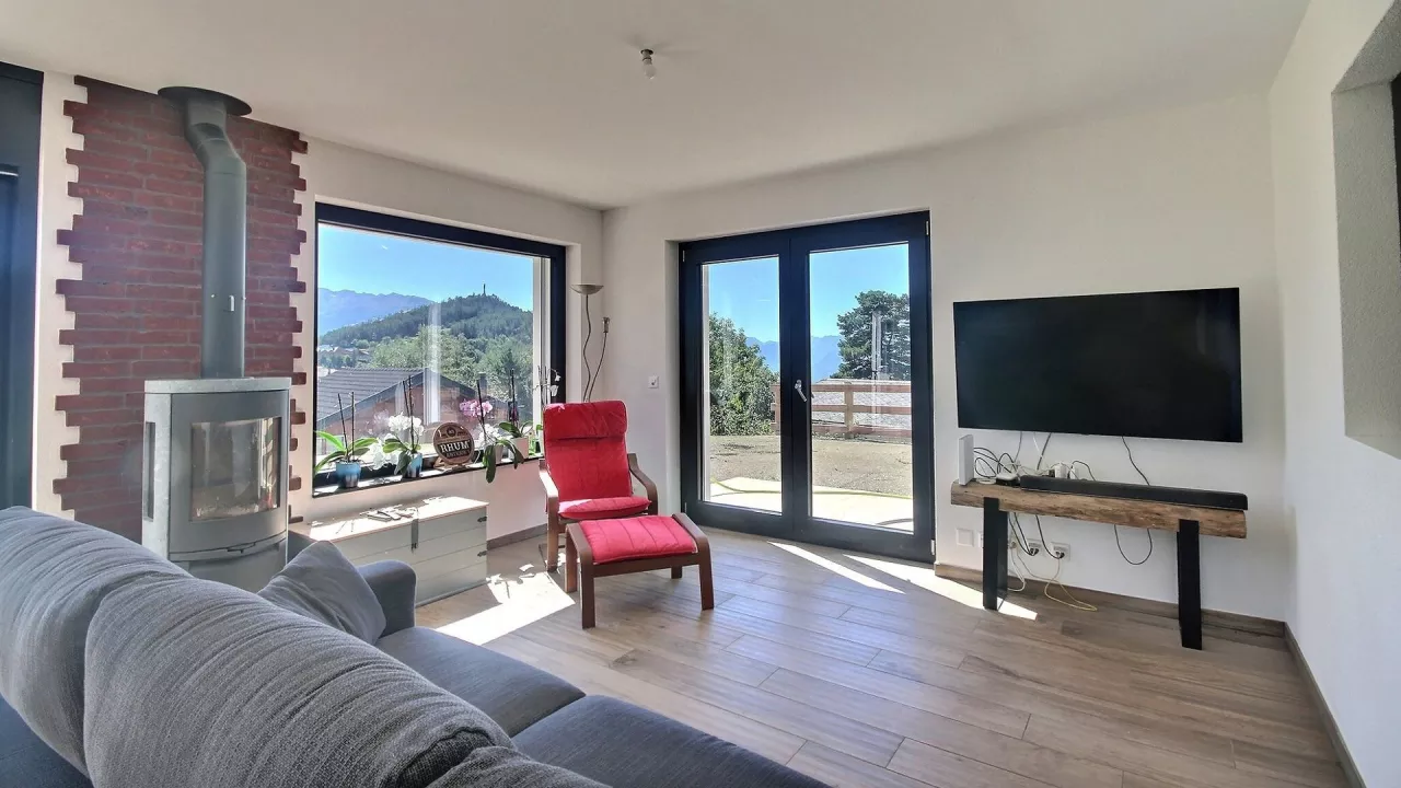 Lens. Villa neuve de 5.5 pièces, vue sur le lac du Louché et les Alpes, à 10 minutes de Crans-Montana, proche écoles et commerces