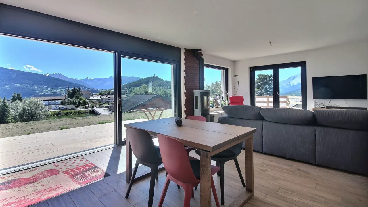 Lens. Villa neuve de 5.5 pièces, vue sur le lac du Louché et les Alpes, à 10 minutes de Crans-Montana, proche écoles et commerces