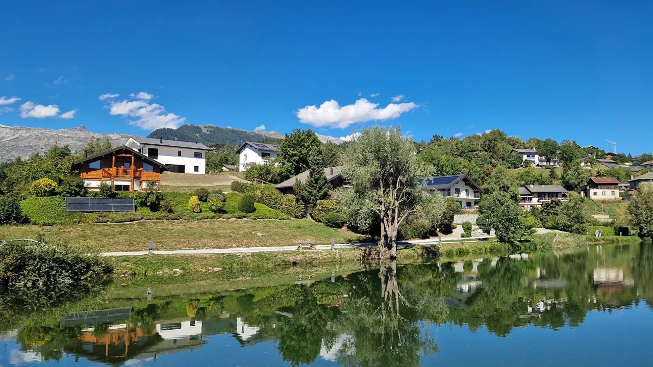 Lens. Villa neuve de 5.5 pièces, vue sur le lac du Louché et les Alpes, à 10 minutes de Crans-Montana, proche écoles et commerces