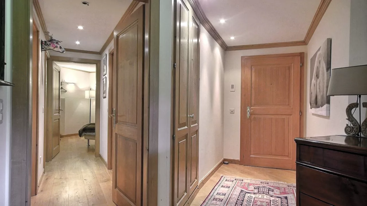 Crans-Montana. Tsarbouye. Luxueux 4.5 pièces avec jardin privatif et vue