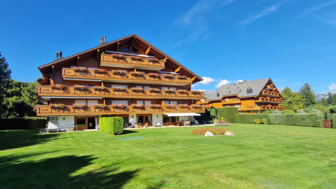 Crans-Montana. Tsarbouye. Luxueux 4.5 pièces avec jardin privatif et vue
