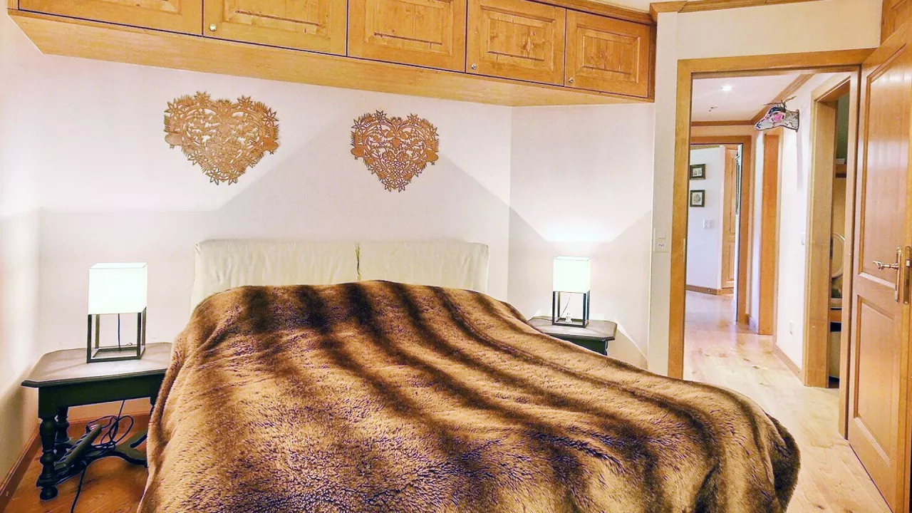 Crans-Montana. Tsarbouye. Luxueux 4.5 pièces avec jardin privatif et vue