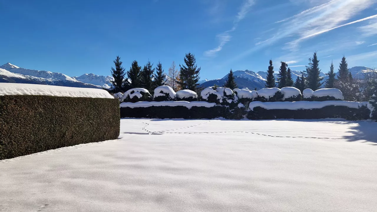 Crans-Montana. Tsarbouye. Luxueux 4.5 pièces avec jardin privatif et vue