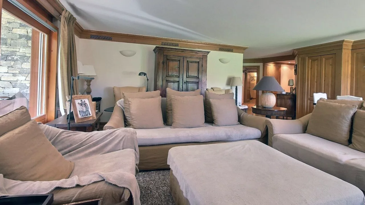 Crans-Montana. Tsarbouye. Luxueux 4.5 pièces avec jardin privatif et vue