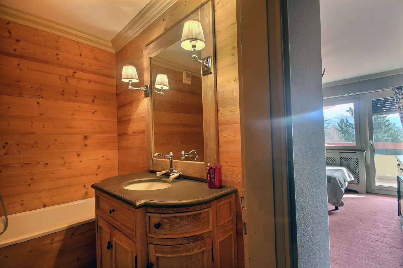VENDU. Crans-Montana. Lumineux 6.5 pièces attique proche du centre