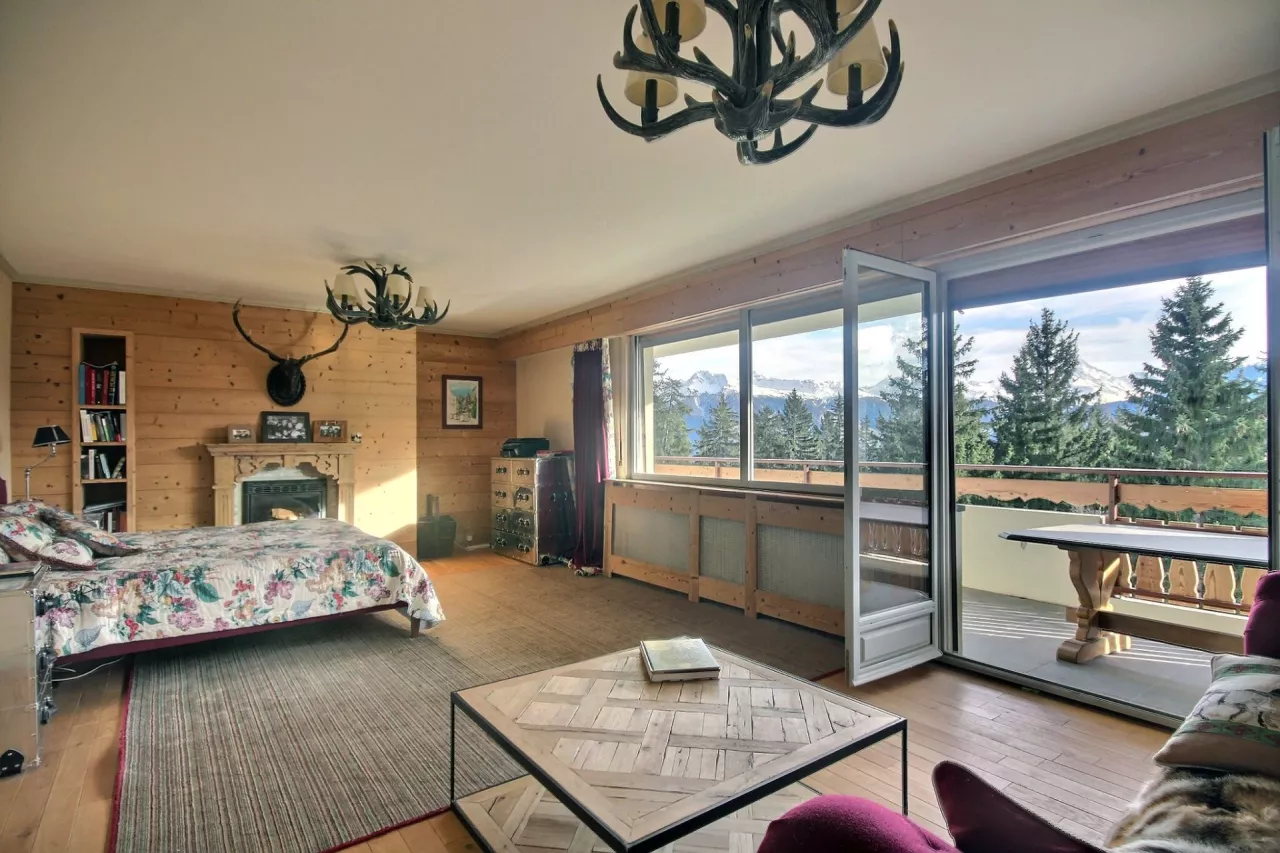 VENDU. Crans-Montana. Lumineux 6.5 pièces attique proche du centre