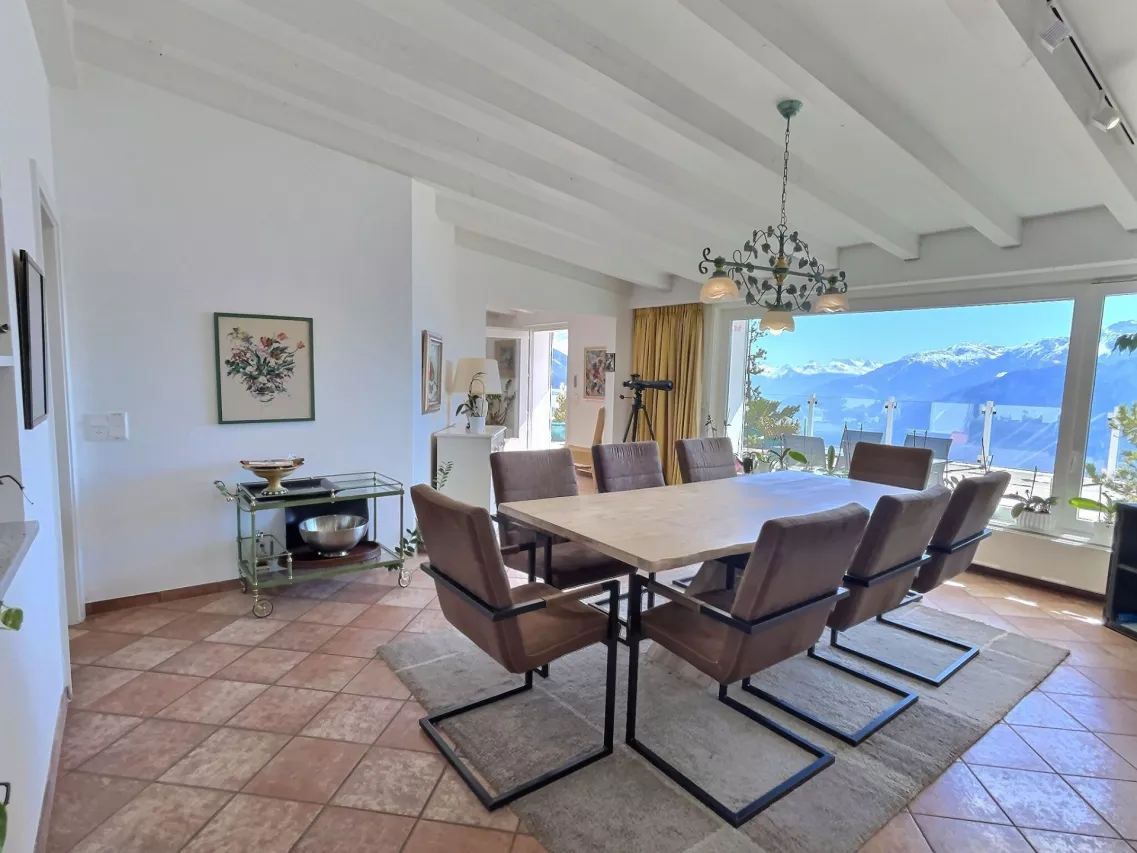 Bel appartement / penthouse de 7.5 pièces avec vue panoramique