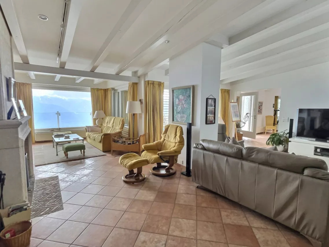 Bel appartement / penthouse de 7.5 pièces avec vue panoramique