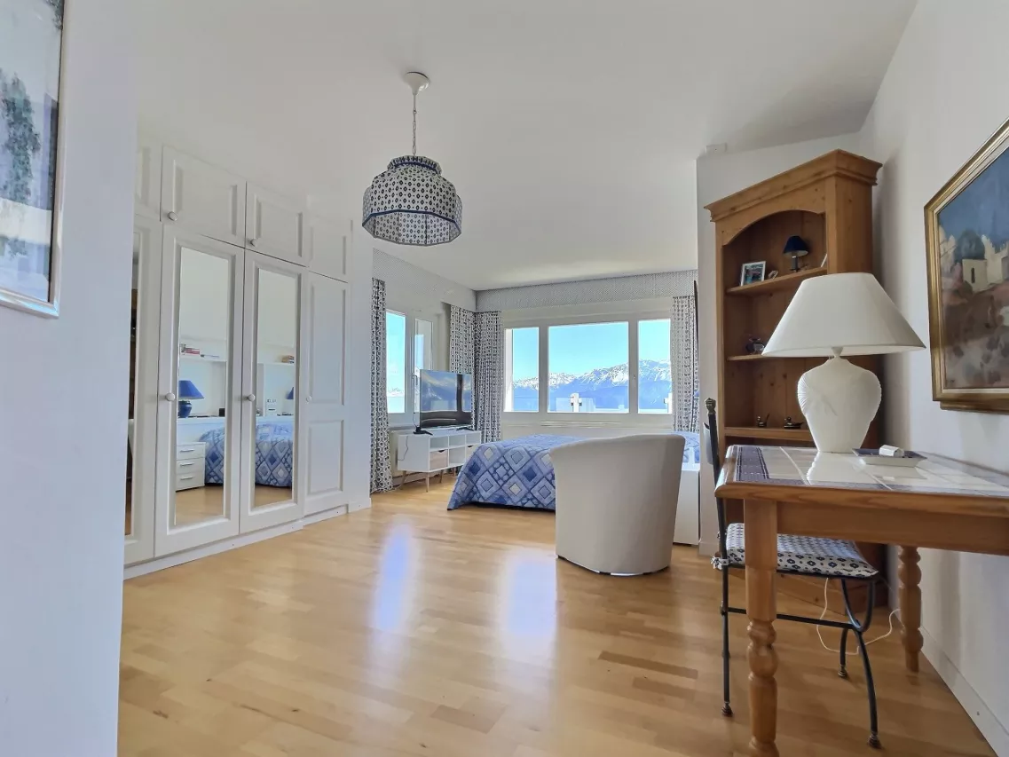 Bel appartement / penthouse de 7.5 pièces avec vue panoramique