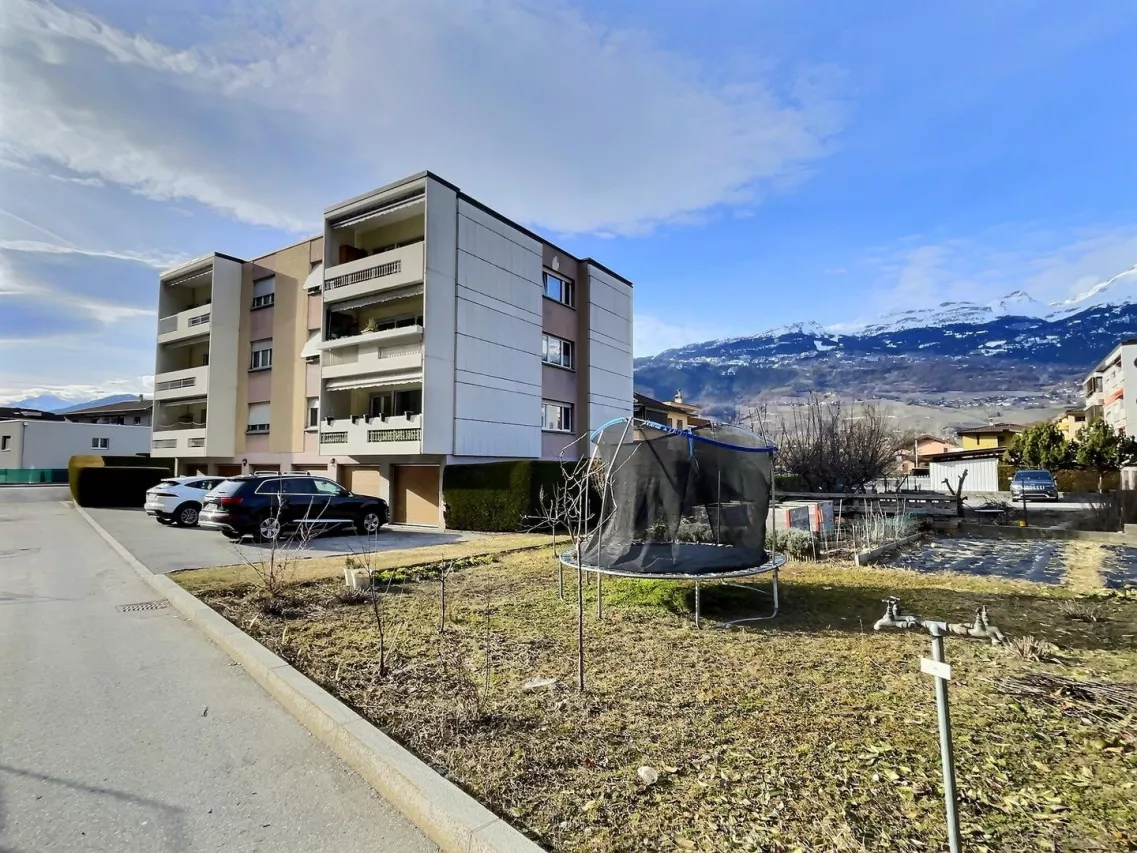 Bel appartement traversant de 4.5 pièces - attique avec garage box (proche Ecoparc Daval)