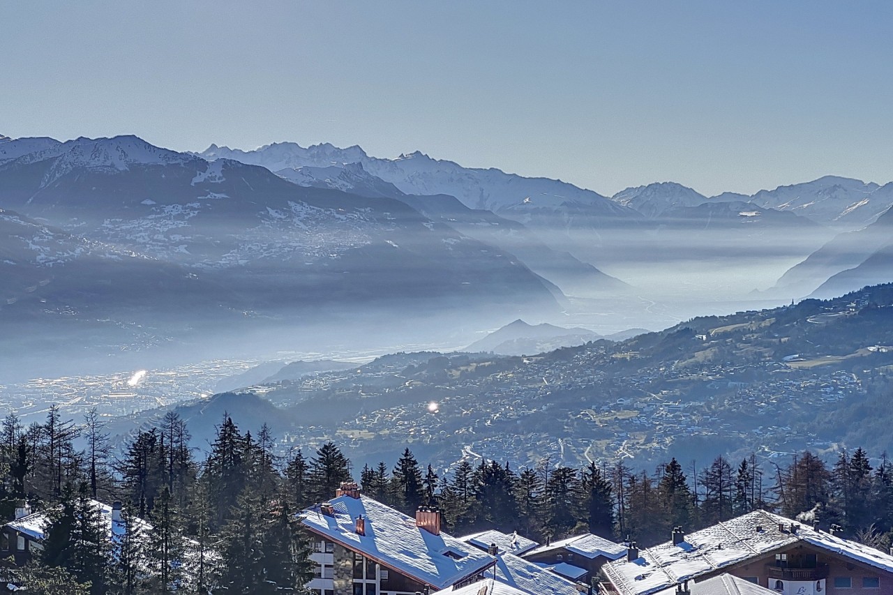 Avec une vue imprenable sur la plaine et les montagnes