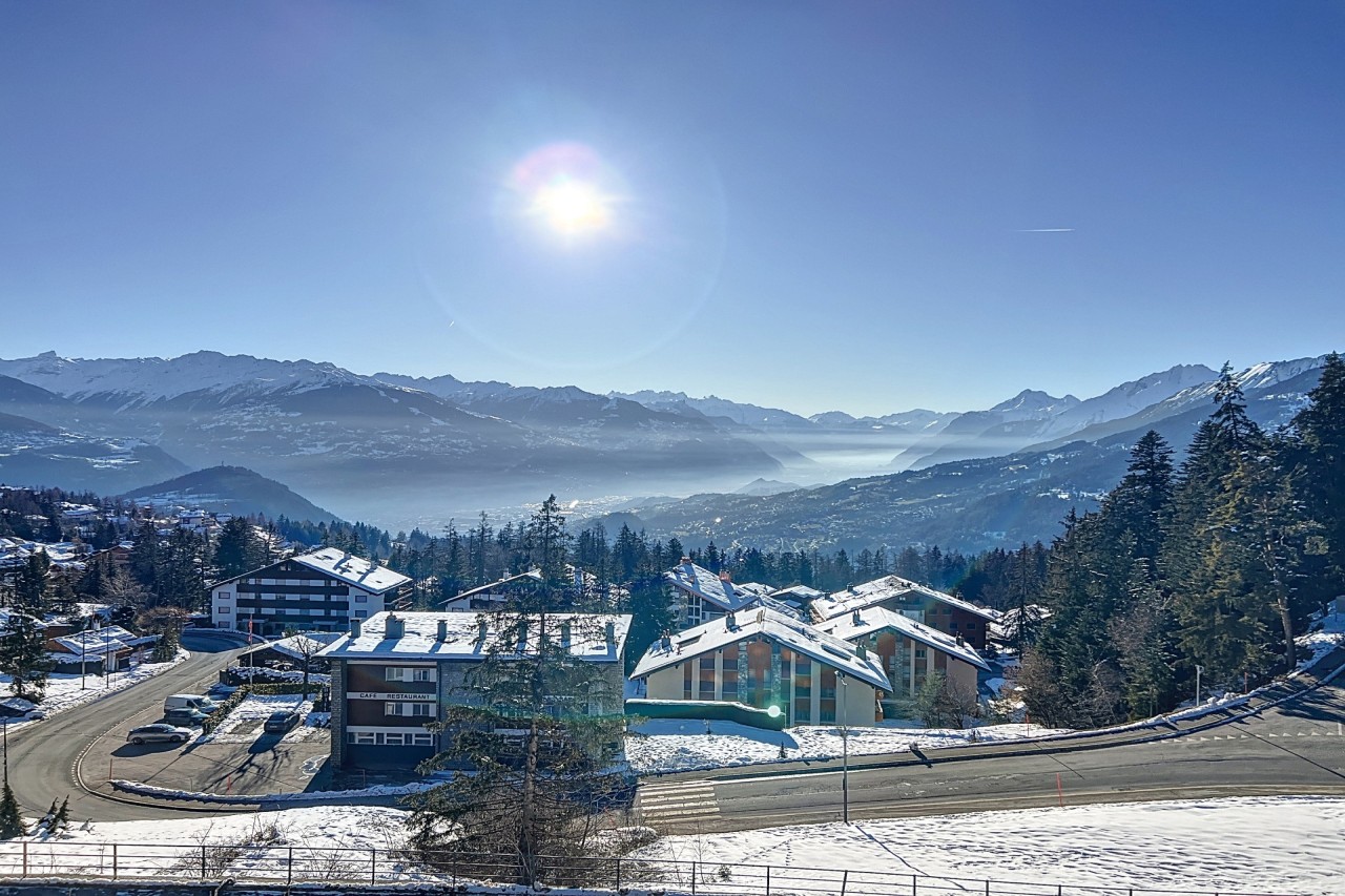 Avec une vue imprenable sur la plaine et les montagnes